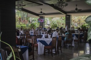 Café da manhã, almoço e jantar; culinária internacional 