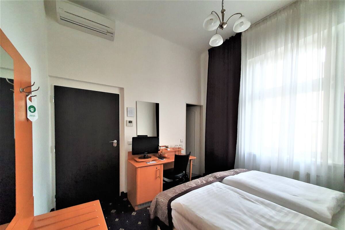 Deluxe Tek Büyük Yataklı Oda | Minibar, odada kasa, masa, güneşlik/perde 