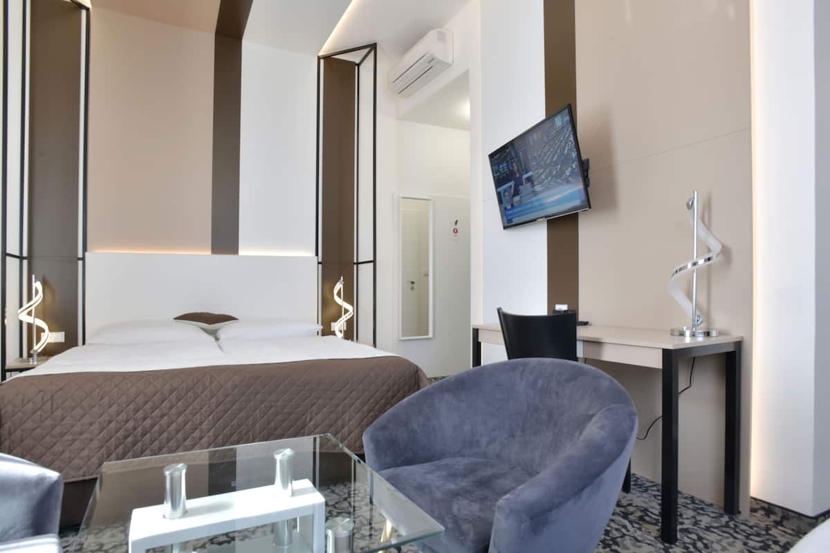 Superior Tek Büyük Yataklı Oda | Minibar, odada kasa, masa, güneşlik/perde 