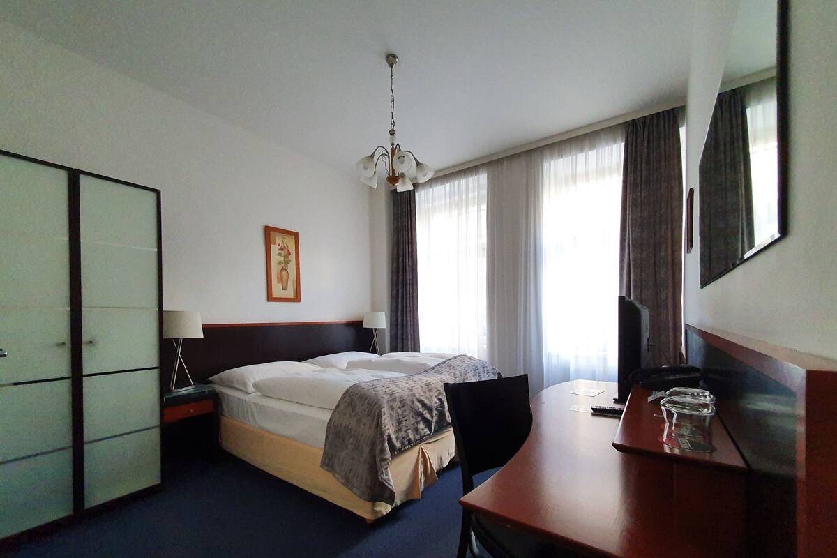 Standard Tek Büyük Yataklı Oda | Minibar, odada kasa, masa, güneşlik/perde 