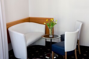 Quarto triplo standard | Área de estar | TV