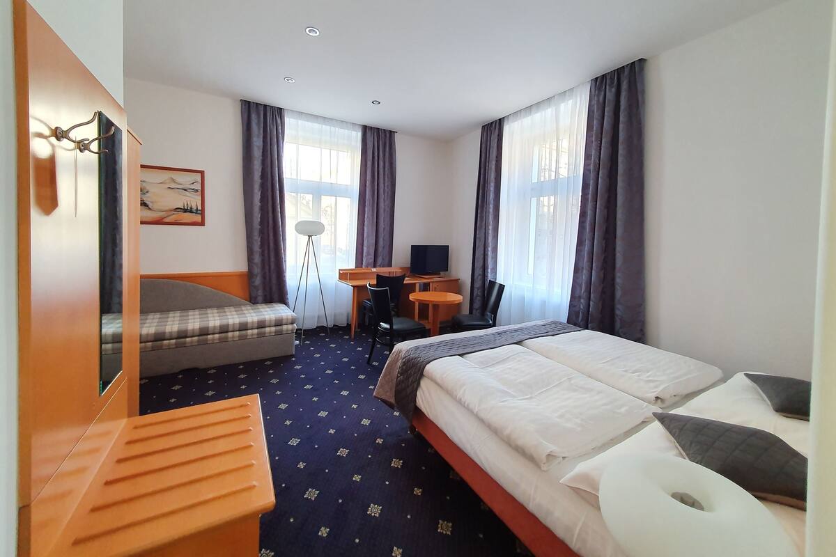 Standard Üç Kişilik Oda | Minibar, odada kasa, masa, güneşlik/perde 