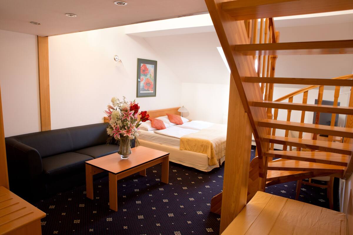 Suite | Minibar, odada kasa, masa, güneşlik/perde 
