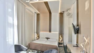 Habitación doble superior | Minibar, caja de seguridad en la habitación y escritorio