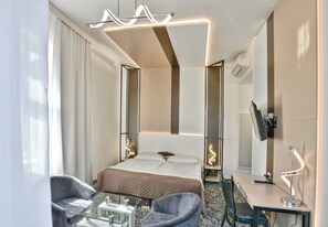 Habitación doble superior | Minibar, caja fuerte, escritorio y cortinas opacas