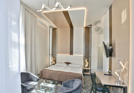 Superior Double Room | Minibar, in-room safe, desk, blackout drapes