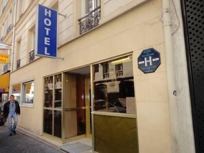 Property entrance - Hotel Santana (Paris)