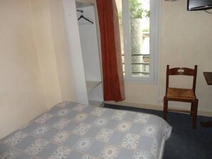 Economy Room (shared toilets) | Desk, soundproofing, free cribs/infant beds, free WiFi - Hotel Santana (Paris)