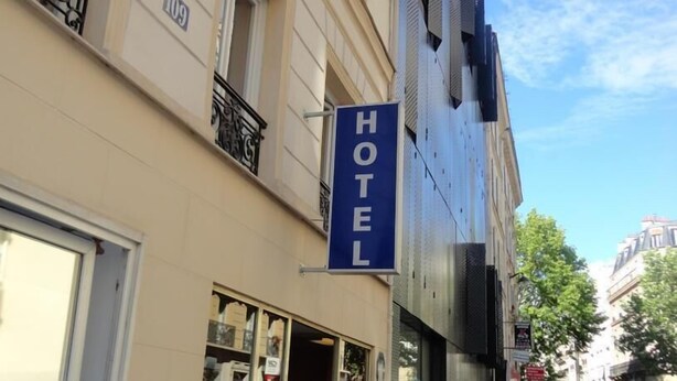 A hotel sign on a building with a balcony and a window. - Hotel Santana (Paris)