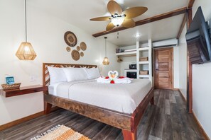 セーフティボックス (室内)、デスク、WiFi (無料)、ベッドシーツ