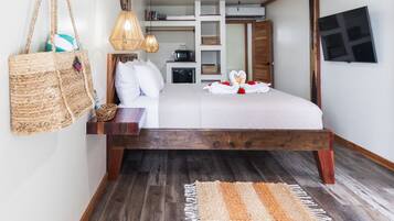 Reefview Suites (3rd Floor) | In-room safe, desk, free WiFi, bed sheets