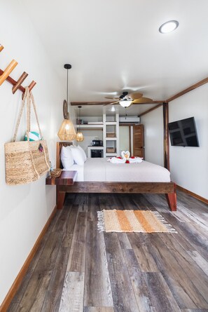 Reefview Suites (3rd Floor) | In-room safe, desk, free WiFi, bed sheets - Ocean Tide Beach Resort (San Pedro)