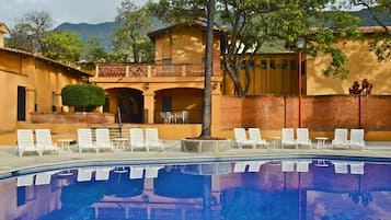 Una piscina al aire libre