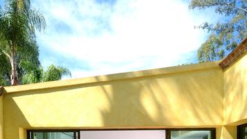 Suite, alberca privada | 1 habitación, caja de seguridad en la habitación y escritorio