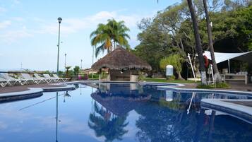 حمّام سباحة خارجي موسمي، مقاعد للتشمس