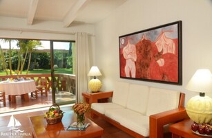 Caja de seguridad en la habitación y escritorio