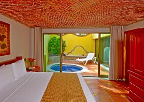 Suite, piscina privada | Caja fuerte, escritorio, espacio para trabajar con un portátil