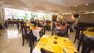 Desayuno buffet diario (MXN 200 por persona)