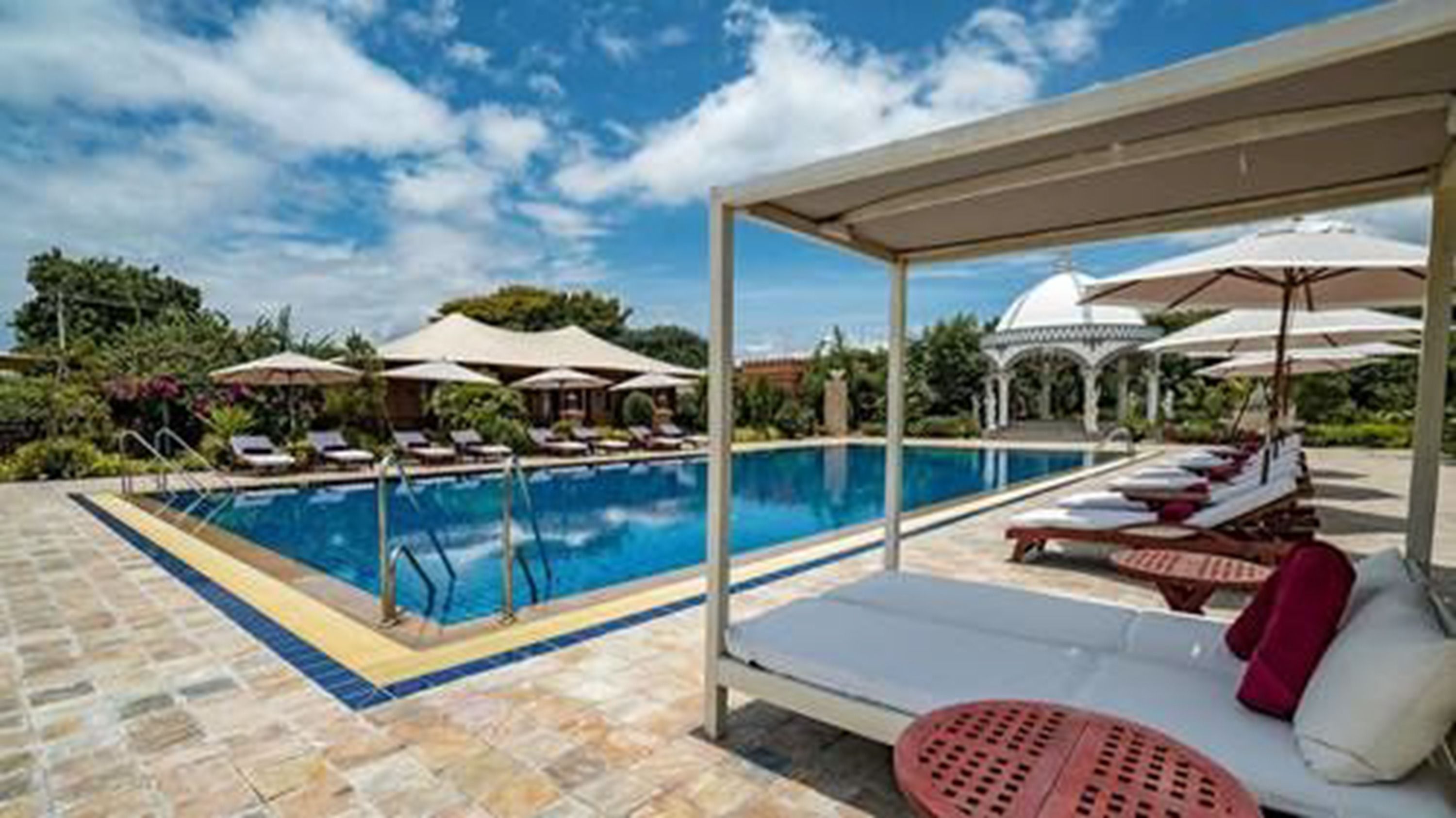 2 outdoor pools, free pool cabanas, pool umbrellas