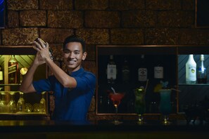 2 bars/lounges, lobby lounge