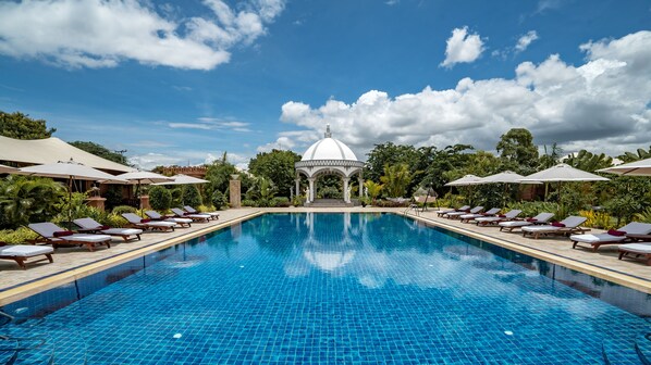 2 outdoor pools, free pool cabanas, pool umbrellas