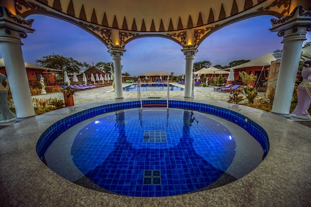2 piscinas al aire libre, camas de piscina gratis, sombrillas. Bagan Lodge