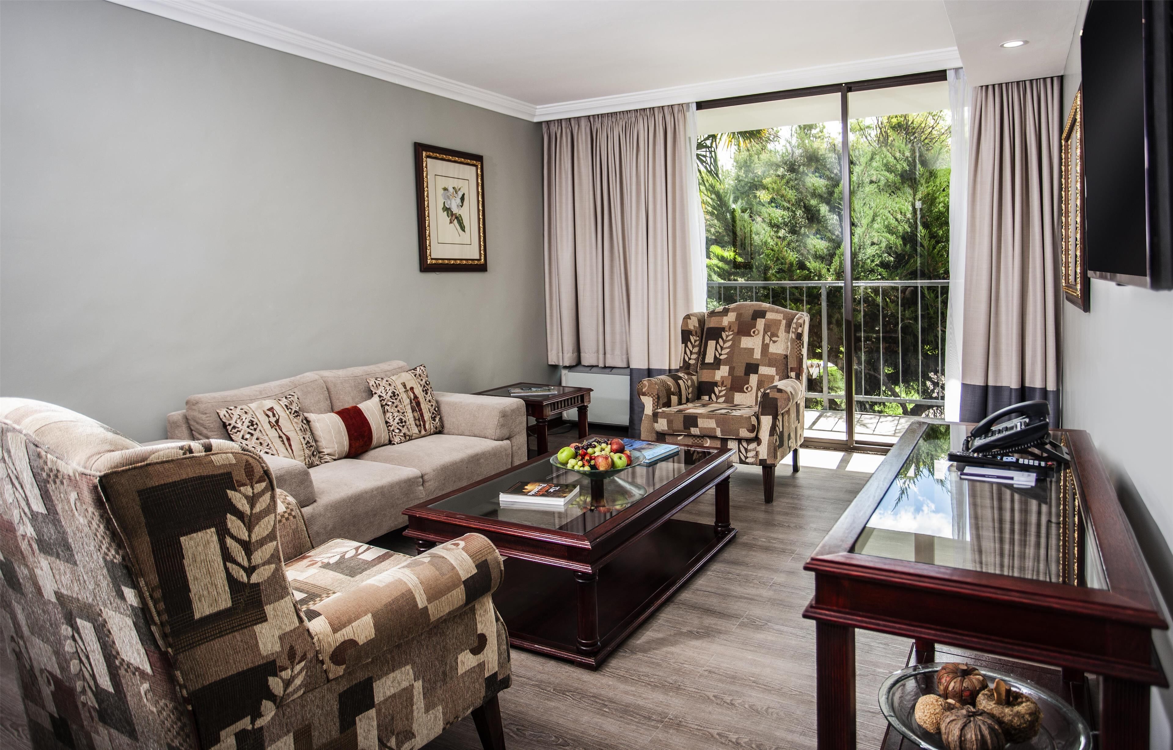 客房內保險箱、書桌、免費無線上網、床單