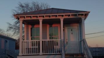 Vista frontal de la propiedad