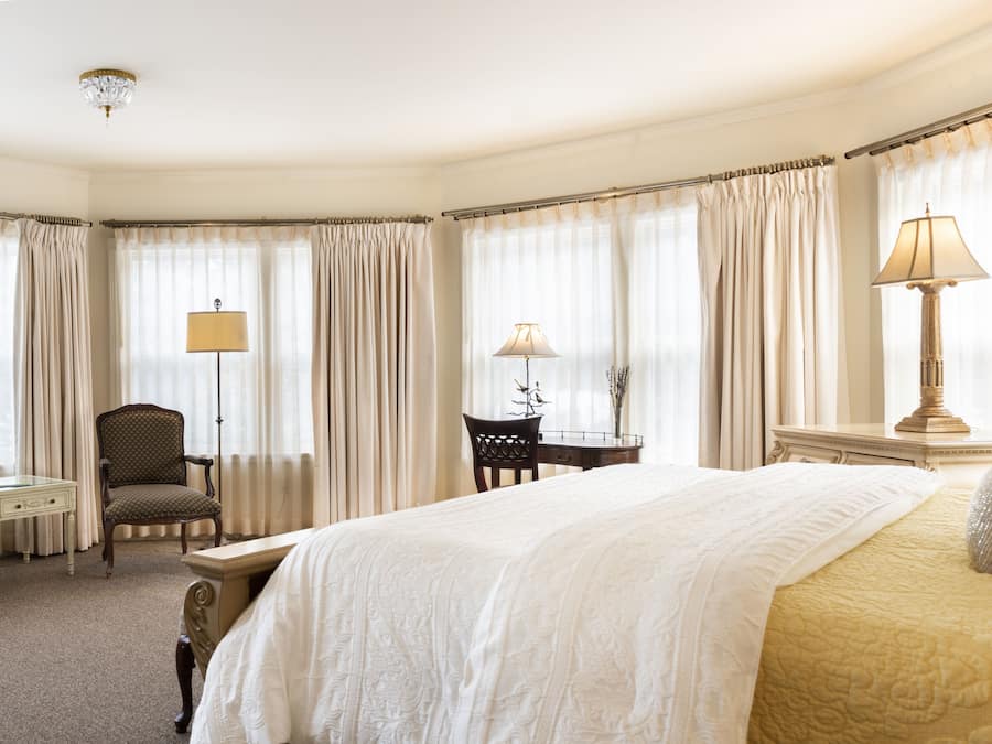 Suite, fjellutsikt | Blendingsgardiner, lydisolert, strykejern/-brett og wi-fi (inkludert)