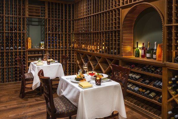 2 restaurants, breakfast served