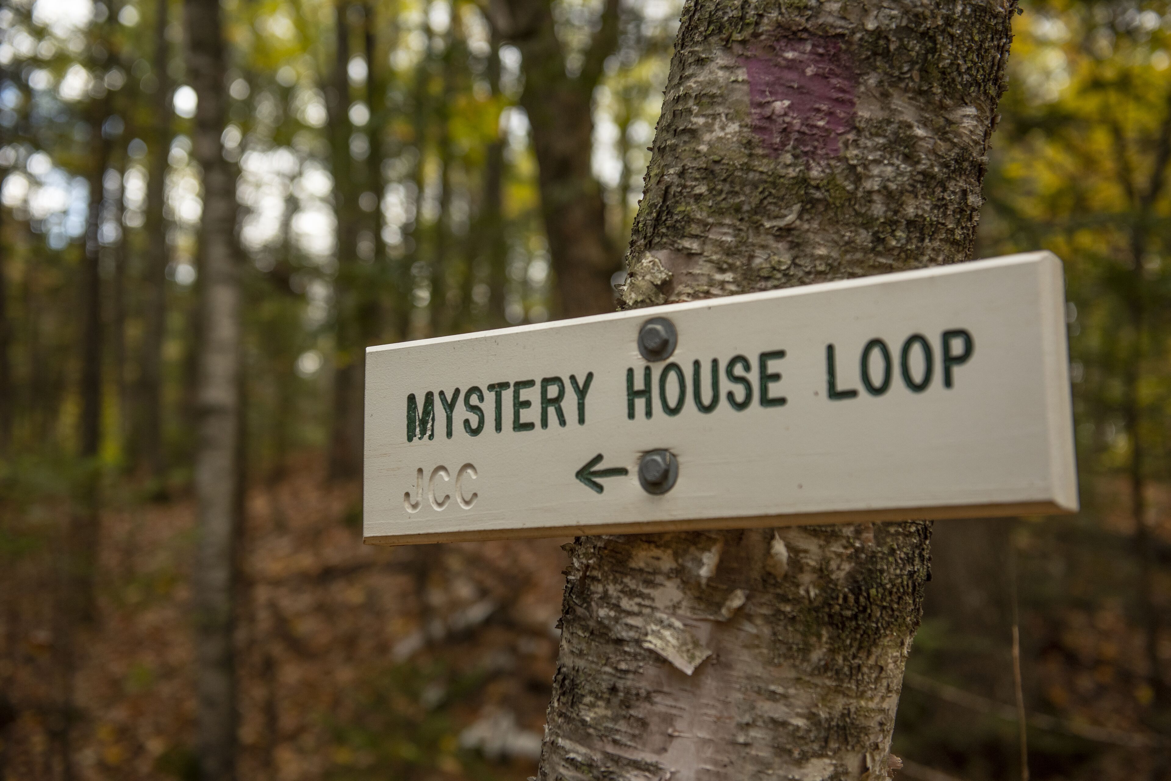 Een bordje dat de richting naar Mystery House Loop aangeeft.