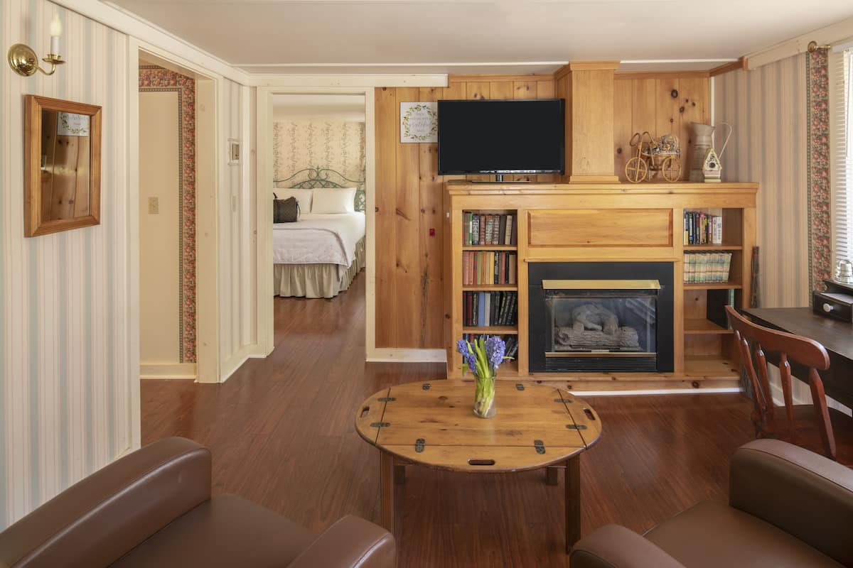 Casa de campo, 1 cama Queen size | Área de sala de estar | Televisión LCD