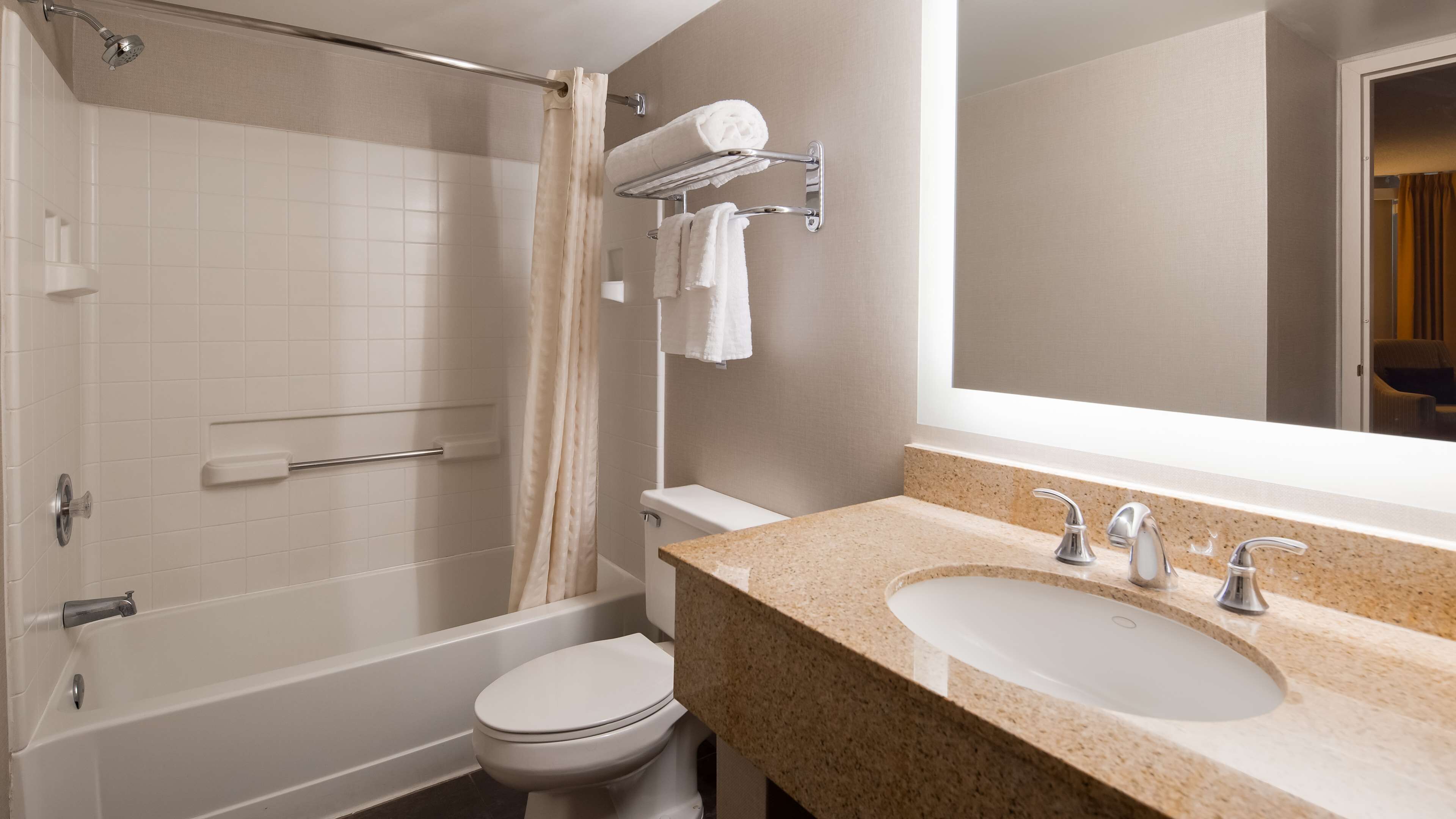 Combined shower/tub, hair dryer, towels