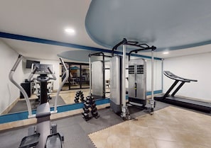 A gym with cardio equipment, weight machines, and dumbbells. - Park Royal Orlando managed by Accor (Kissimmee)