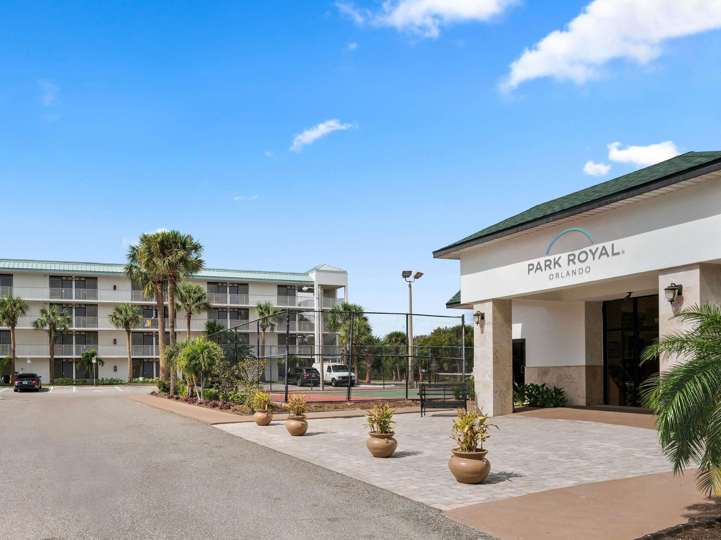 Entrada de un hotel con un letrero que dice 'Park Royal Orlando'.