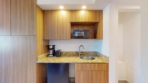Family Suite | Private kitchen | Fridge, microwave, coffee/tea maker, toaster - Park Royal Orlando (Kissimmee)