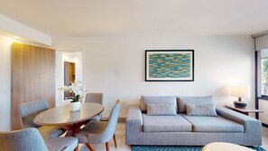 Family Suite | Oppholdsområde | En 47-tommers Flatskjerm-TV med kabel-kanaler samt TV