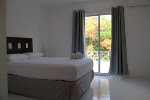 Habitació doble estàndard | Caixa forta a l'habitació, escriptori i wifi gratuïta 