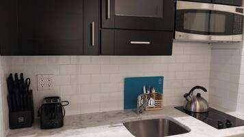 Superior tweepersoonskamer, 1 queensize bed, kitchenette | Privékeuken | Een koelkast, een magnetron, een kookplaat, een vaatwasser