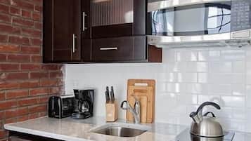 Tủ lạnh, lò vi sóng, bếp nấu, máy rửa bát