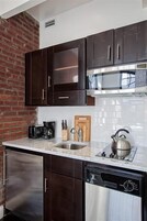 Geladeira, micro-ondas, cooktop, lava-louças