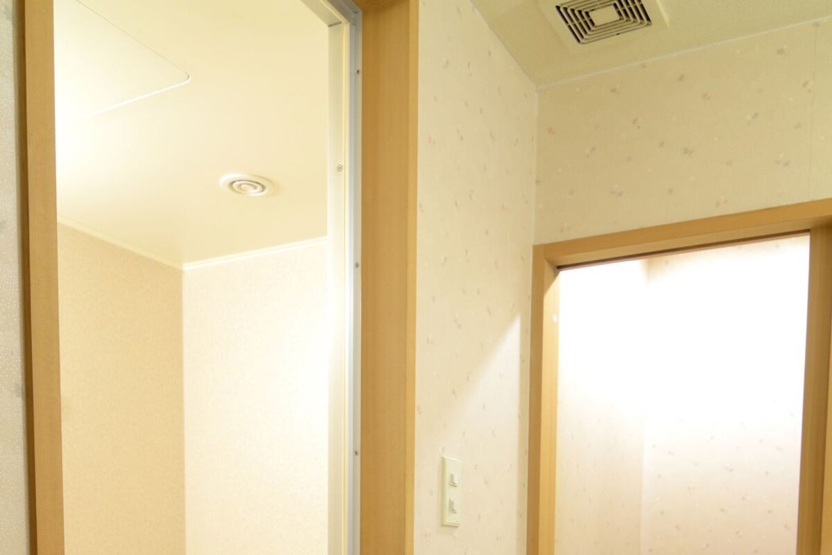 Een badkamer met een bad, douche en toilet.
