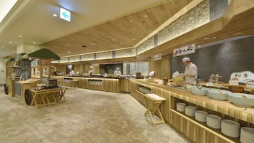 Um restaurante com decoração em madeira, vários balcões de atendimento e piso ladrilhado.