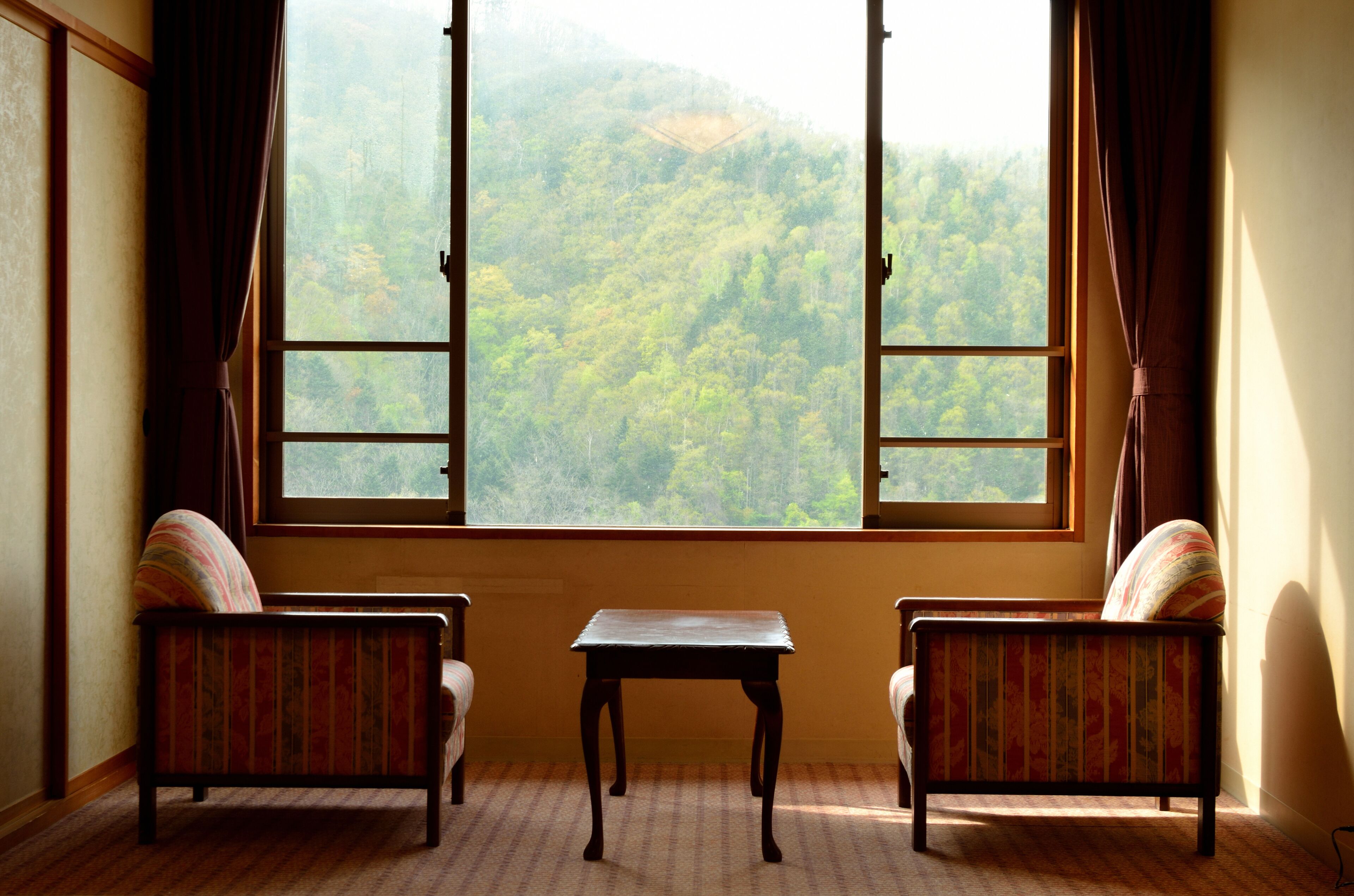 客房内保险箱、办公桌、床单