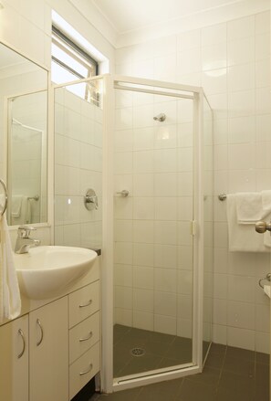 Apartment, 1 Bedroom | Bathroom | Shower, free toiletries, towels - Maclin Lodge Motel (Campbelltown)