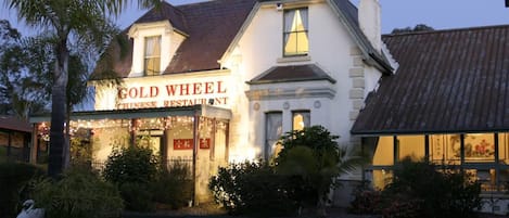 Der serveres frokost, aftensmad og kinesiske retter