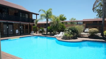 Piscina all'aperto, lettini