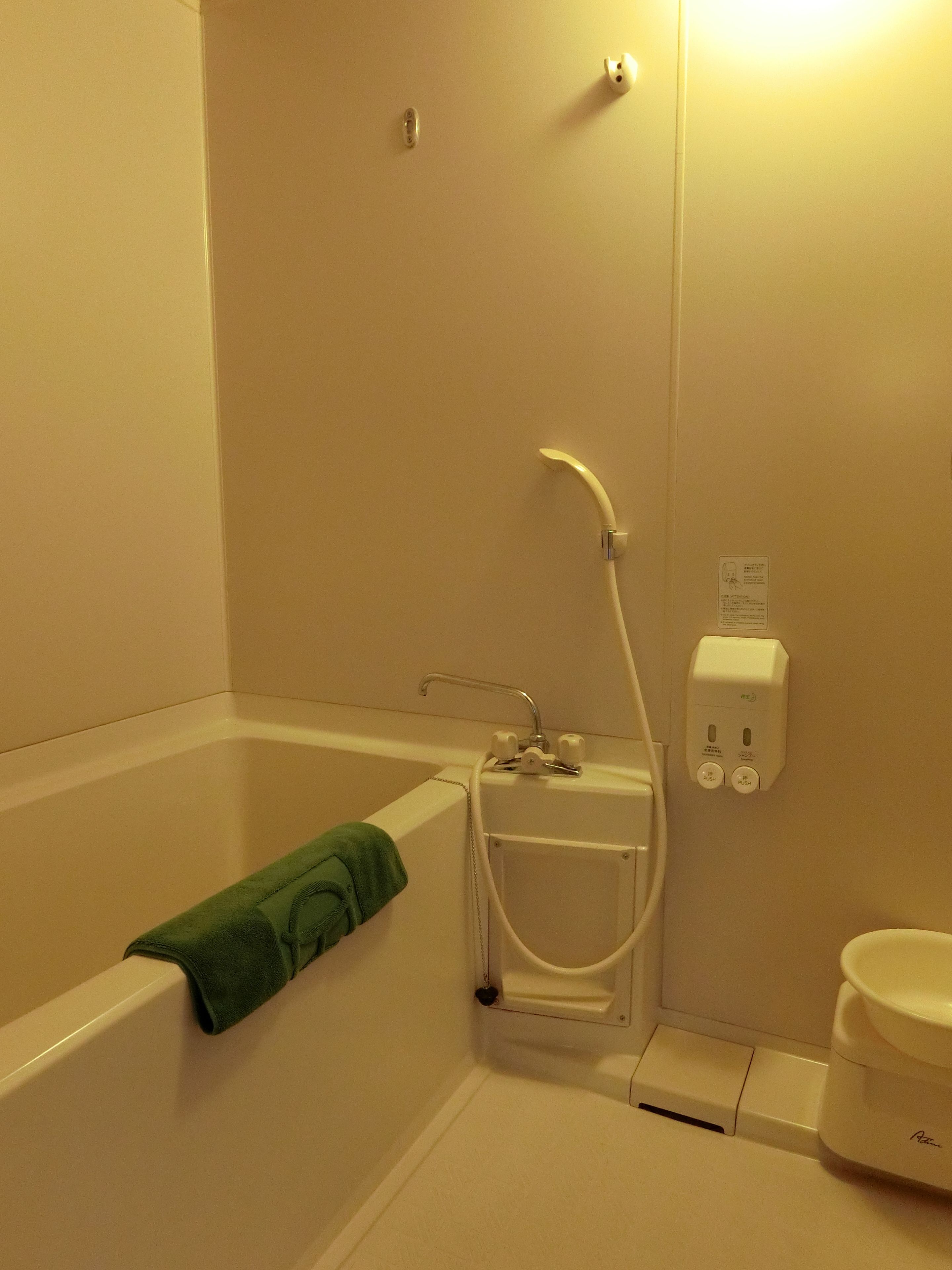 Un baño con bañera, ducha e inodoro.