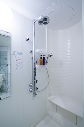 Perlengkapan mandi gratis, pengering rambut, sandal, dan handuk