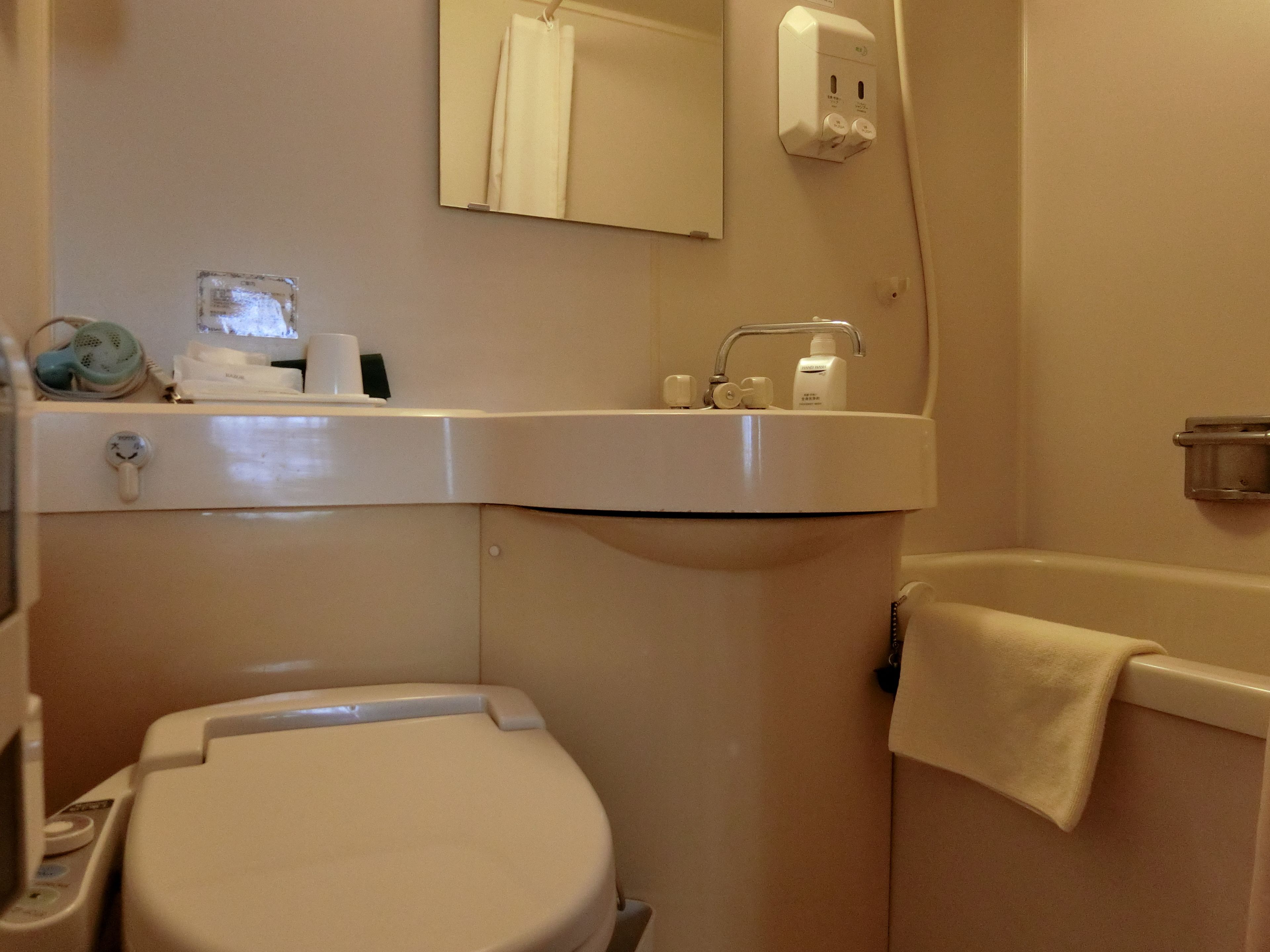 A bathroom with a toilet, sink, and bathtub.